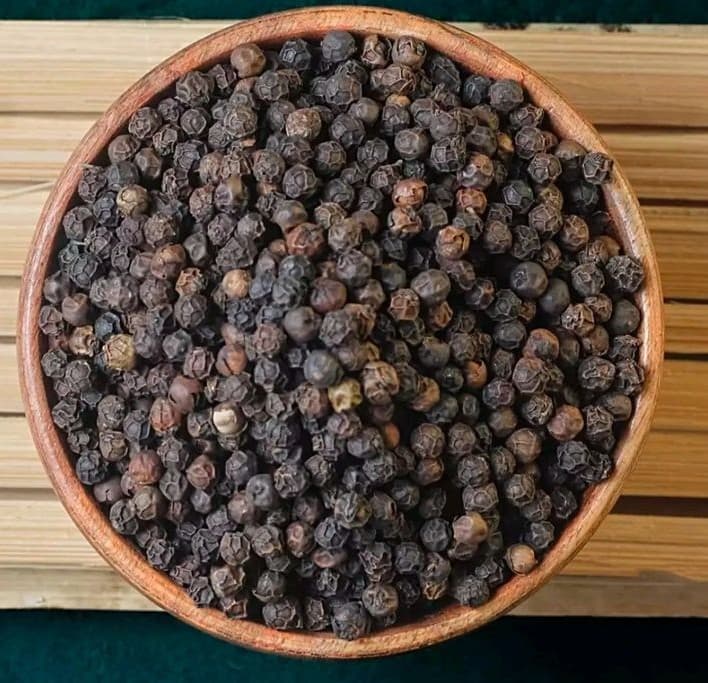 Schwarze Pfefferkörner aus Madagaskar